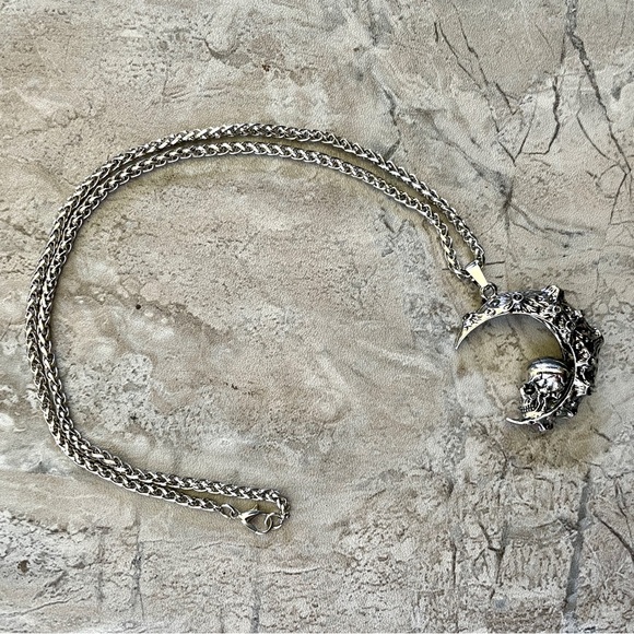 Silver crescent moon with Skull - Picture 3 of 5
